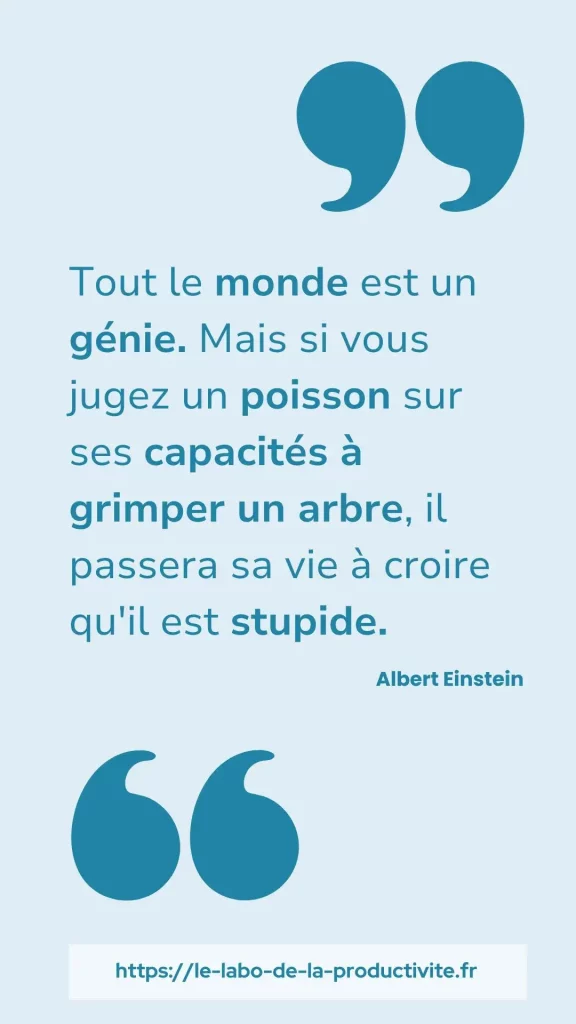 Une affiche minimaliste inspirante avec une citation de Albert Einstein sur fond bleu clair, avec des guillemets bleu foncé. -Tout le monde est un génie. Mais si vous jugez un poisson sur ses capacités à grimper un arbre, il passera sa vie à croire qu'il est stupide.