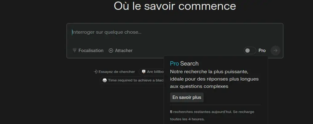 Interface du moteur de recherche intitulée 'Où le savoir commence' avec une barre de recherche centrale et des options 'Focalisation' et 'Attacher', accompagnée d'un commutateur 'Pro'.